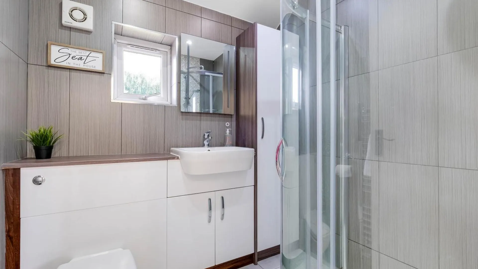 Hanwell 2 Bedroom Maisonette By 360Stays London Apartment