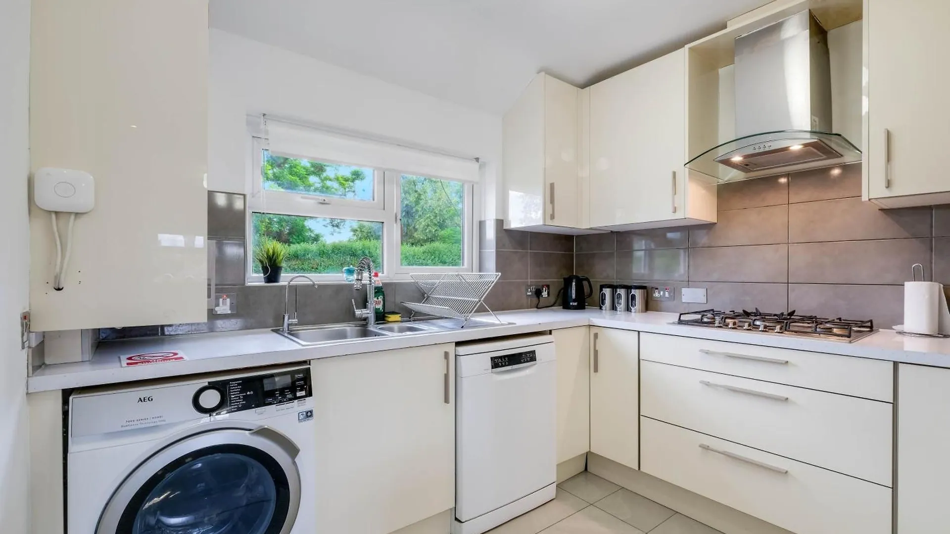 Hanwell 2 Bedroom Maisonette By 360Stays London 0*,  United Kingdom