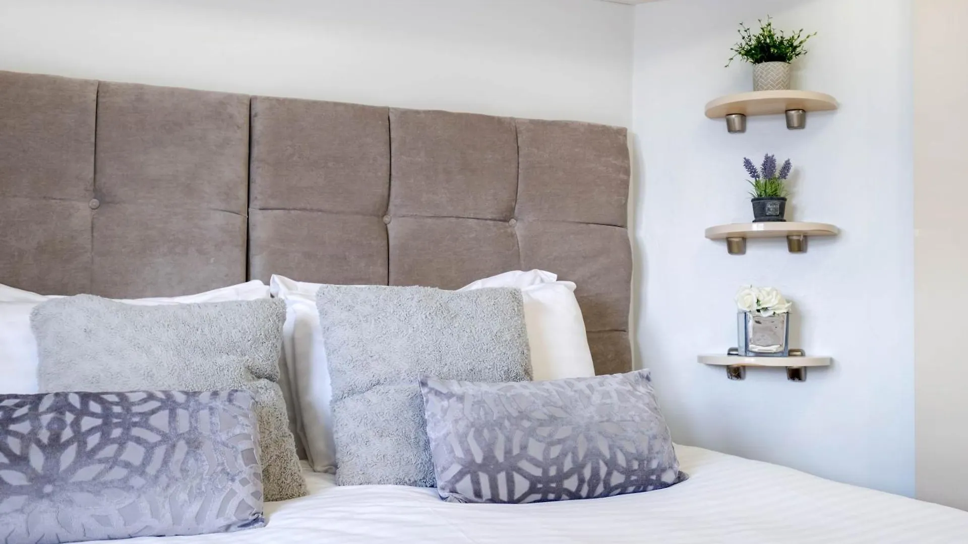 Hanwell 2 Bedroom Maisonette By 360Stays London Apartment