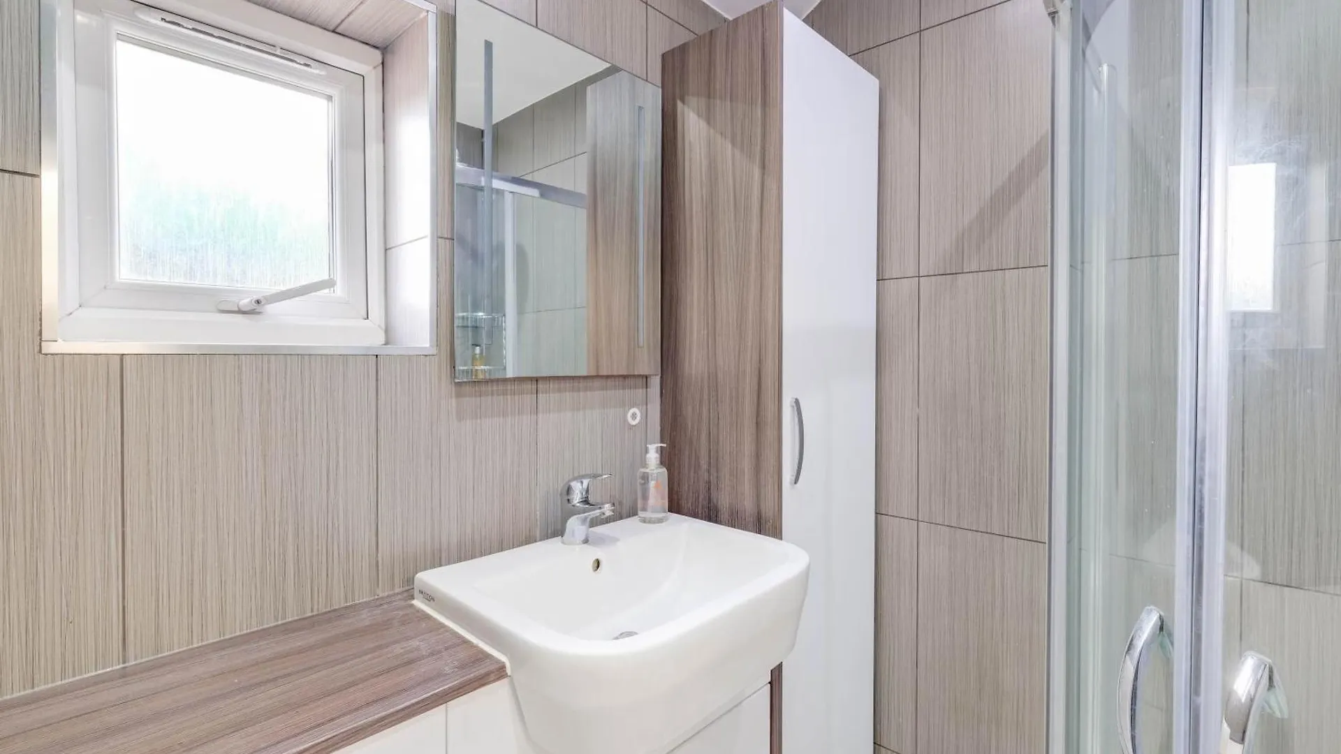 Hanwell 2 Bedroom Maisonette By 360Stays London 0*,