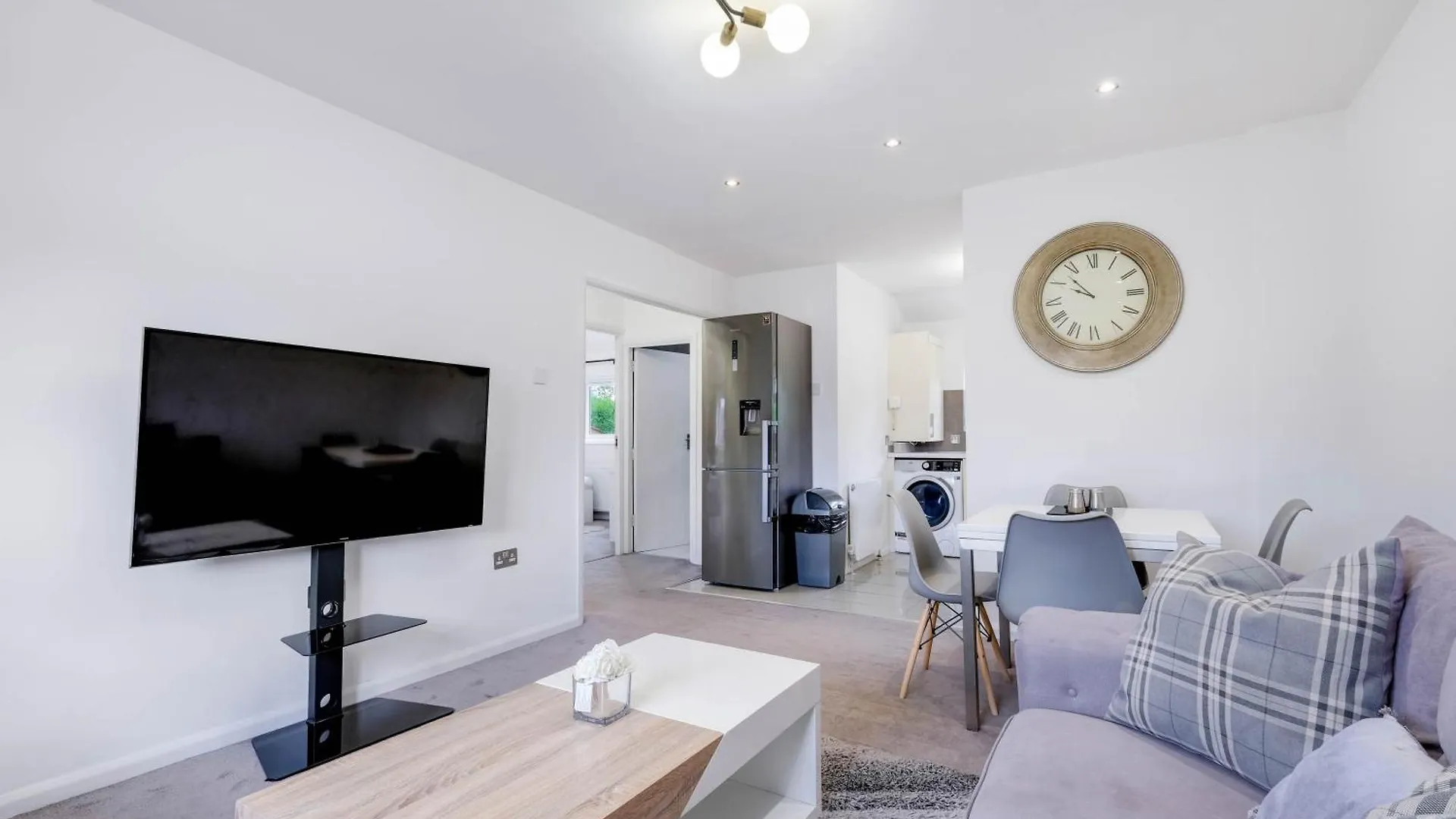 Hanwell 2 Bedroom Maisonette By 360Stays London