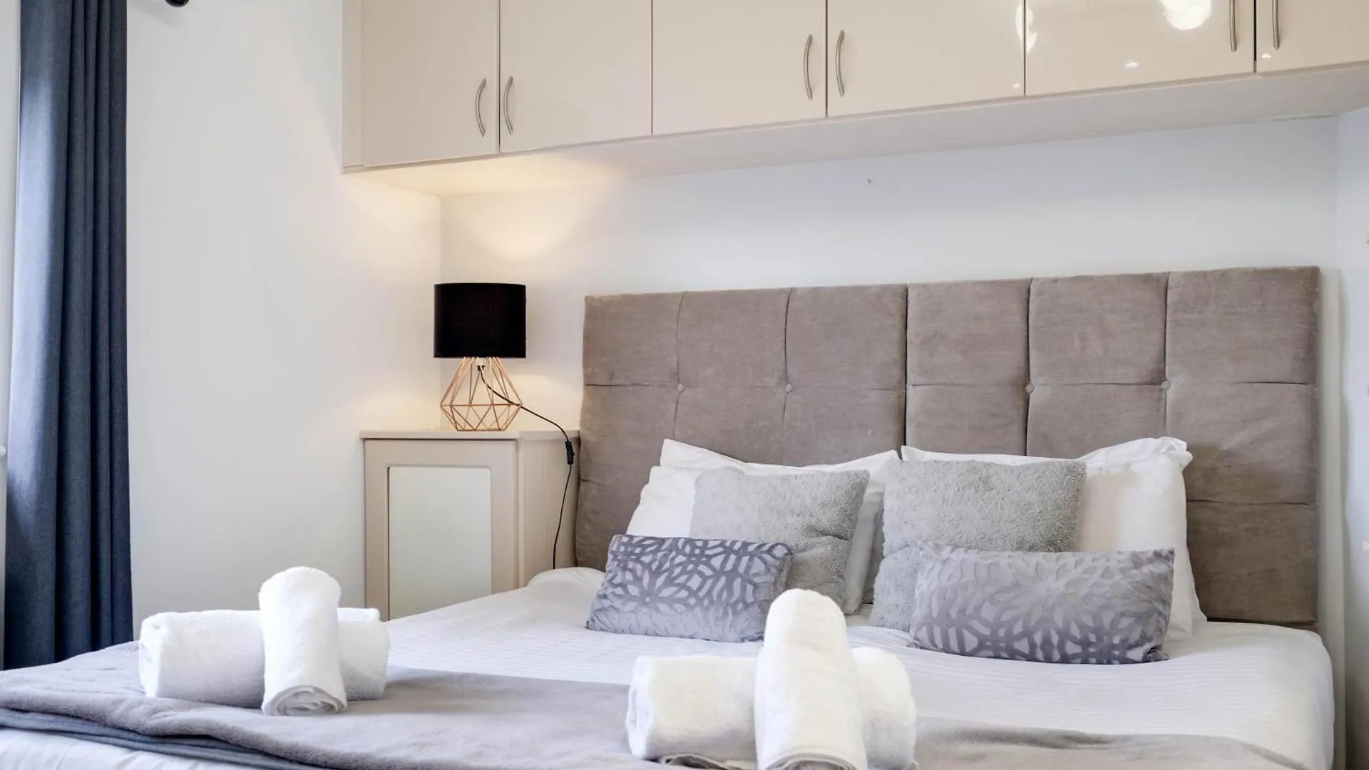 Hanwell 2 Bedroom Maisonette By 360Stays London Apartment